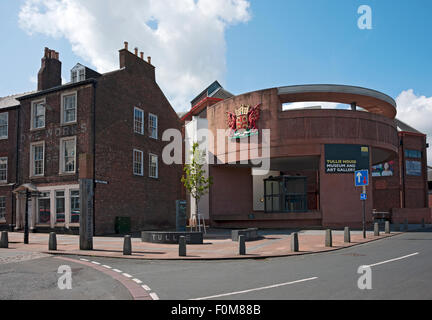 Tullie House Museum and Art Gallery en été Carlisle Cumbria Angleterre Royaume-Uni Grande-Bretagne Banque D'Images