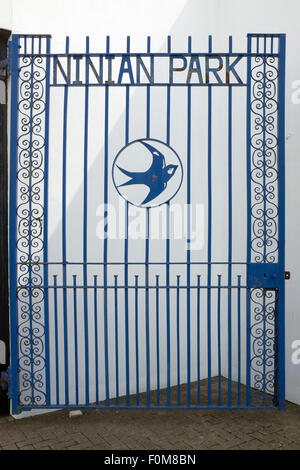 Ninian Park Memorial Gates en dehors de Cardiff City Stadium Banque D'Images