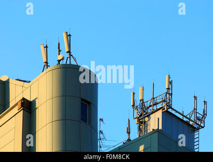 Antennes différentes sont situés sur le haut d'un immeuble. Banque D'Images