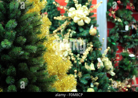 Différents types d'arbres de Noël artificiels à vendre Banque D'Images