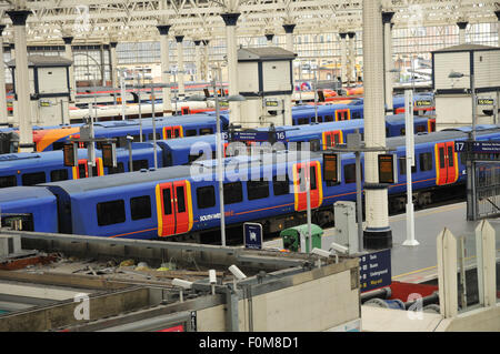 Les trains aux plates-formes à Waterloo Banque D'Images