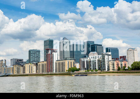 Canary Wharf montrant One Canada Square et la rivière Thames, London Banque D'Images