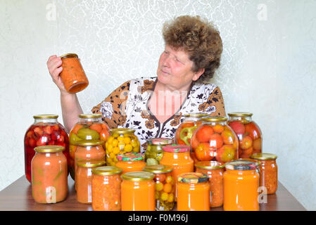 Femme au foyer mature avec des légumes en conserve maison Banque D'Images