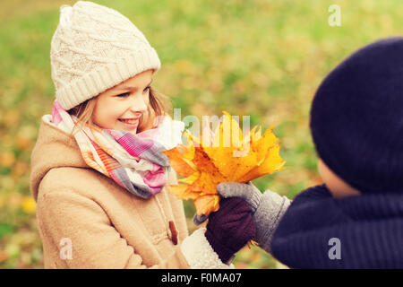 Smiling Children in autumn park Banque D'Images