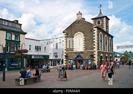 Gens touristes visiteurs marchant autour du centre-ville à côté de Moot Hall dans la ville d'été Keswick Cumbria Angleterre Royaume-Uni Royaume GB Grande-Bretagne Banque D'Images