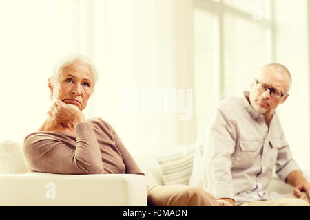 Senior couple sitting on sofa at home Banque D'Images