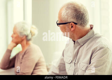 Senior couple sitting on sofa at home Banque D'Images