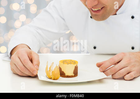 Close up of male chef cuisinier avec dessert Banque D'Images