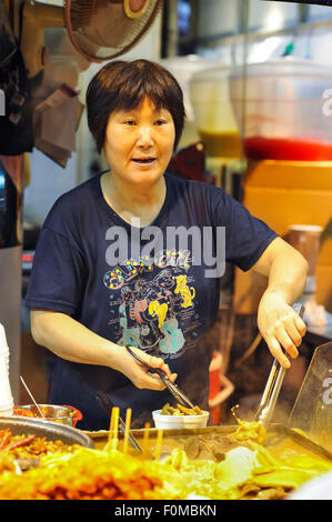 Femme à Ying Heong / Smash Yuen Street food, Causeway Bay, Hong Kong Banque D'Images