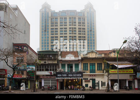 Nouveaux et anciens bâtiments de Hanoi, Vietnam Banque D'Images