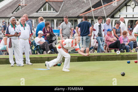 Le joueur presse le bois dans un match pour hommes à l'échelle nationale Championnat de pétanque à Leamington Spa. Banque D'Images