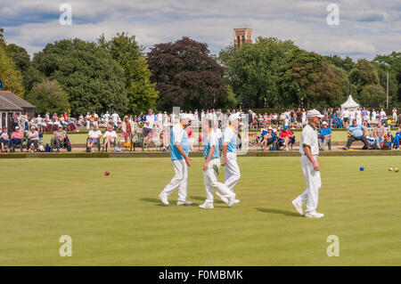 Changement de joueurs se termine au cours d'un match de pétanque au Championnat national 2015. Banque D'Images