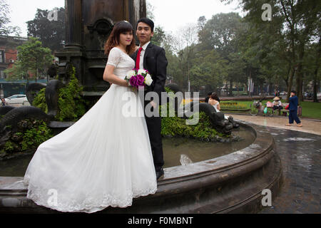 Couple de mariés à Hanoi, Vietnam Banque D'Images