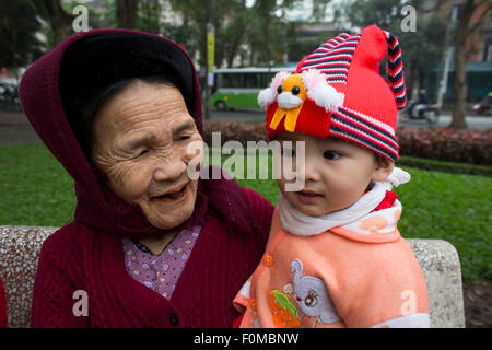 Grand-mère et petit-enfant au Vietnam Banque D'Images