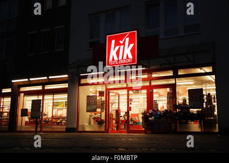 Le Nightshot d'un KiK textil-diskont branche en Allemagne Banque D'Images