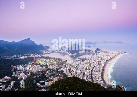 La plage d'Ipanema à Rio de Janeiro, au Brésil, du haut du Morro Dois Irmãos dos Banque D'Images