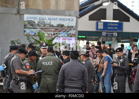 Bangkok, Thaïlande. Août 18, 2015. Les agents de police enquête sur l'explosion à un quai de la rivière Chao Phraya à Bangkok, Thaïlande, le 18 août 2015. Aucune victime n'a été signalée. Mangmang Crédit : Li/Xinhua/Alamy Live News Banque D'Images