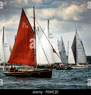 Un vieux gaffer navire à voile de croisière contre le trafic au départ de la Fastnet Race 2015 à Cowes (île de Wight) Banque D'Images