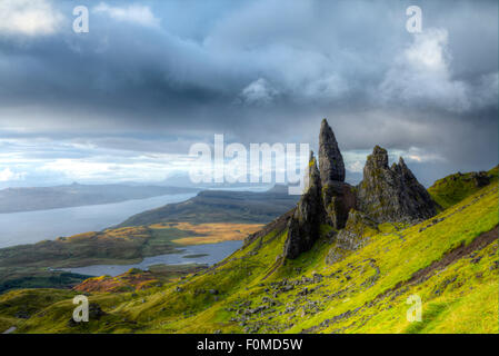 Le vieil homme de Storr rocks sur Trotternish Ridge sur le nord de l'île de Skye montrant le Loch Leathan lake, le son intérieur et du détroit de l'île de Raasay Banque D'Images