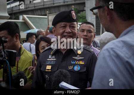 Bangkok, Bangkok, Thaïlande. Août 18, 2015. Un policier donne une interview à l'extérieur de l'extérieur du lieu de culte religieux dans le centre d'Erawan de Bangkok, Thaïlande, le 18 août 2015. Le nombre de morts lieu à plus de 21 123 blessés de l'explosion meurtrière dans le centre de Bangkok la nuit dernière, (inclus sept touristes de Chine, Singapour, la Malaisie et Hong Kong). La bombe a explosé autour de 19h, pendant les heures de pointe, face au célèbre Sanctuaire d'Erawan, et entouré par le luxe Bangkok shopping mall. Crédit : Guillaume Payen/ZUMA/Alamy Fil Live News Banque D'Images