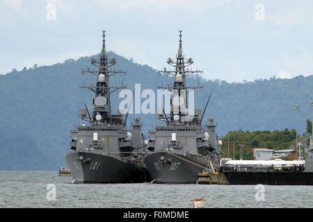 Kota Kinabalu. Août 18, 2015. Photo prise le 18 août 2015 montre deux destroyers japonais d'autodéfense maritime à Sepangar Bay Naval Base, la Malaisie. La Force d'autodéfense maritime japonais 'MURASAME destroyers' et 'Ikazuchi" ancrée dans la baie de la Malaisie sur la base navale de Sepangar Lundi, le démarrage d'une 3 jours en Malaisie. © Xinhua/Alamy Live News Banque D'Images