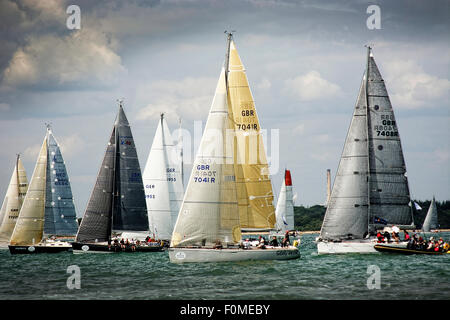 En photo au début de la Fastnet Race 2015 à Cowes sont différents au près des monocoques Banque D'Images