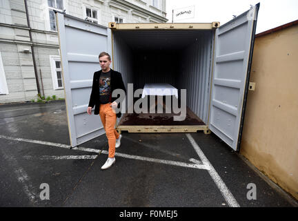 Prague, République tchèque. Août 18, 2015. Conférence de presse sur le lancement du projet d'exposition internationale contenir[era] qui transforme huit conteneurs de marchandises dans la galerie mobile à Prague, République tchèque, le 18 août 2015. © Roman Vondrous/CTK Photo/Alamy Live News Banque D'Images