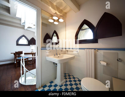 Salle de bains, intérieur bois et carrelage au sol Banque D'Images