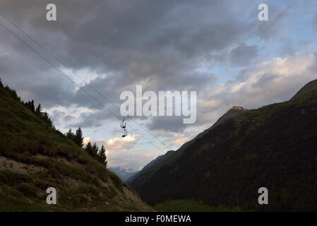 Chaises vides d'un télésiège contre ciel du soir, Vent, Autriche, Oetztal Banque D'Images