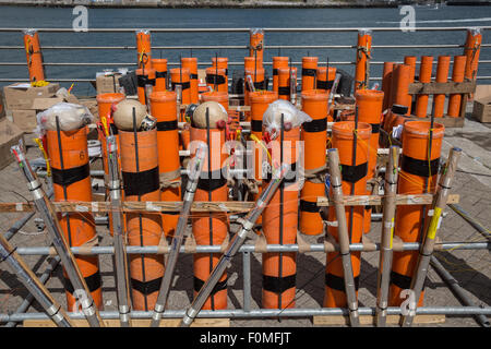 Plymouth, au Royaume-Uni. Août 18, 2015. 5 pouce de mortiers et de roquettes mis en place pour l'affichage à l'Essex Pyrotechnie artifice 2015 Championnats britanniques à Plymouth UK - 18 août 2015. Crédit : Anna Stevenson/Alamy Live News Banque D'Images