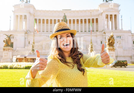 Une bonne brunette woman tourist est de rire et de donner deux pouces heureux jusqu'à la place de Venise. Banque D'Images