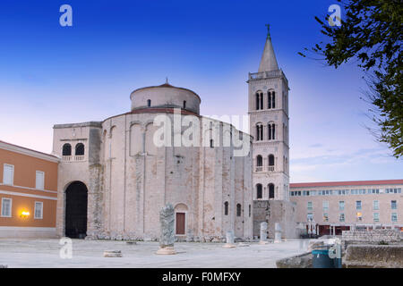 Église de Saint-Donatus et la flèche de la cathédrale Saint-Anastasia, Zadar, Dalmatie, Croatie Banque D'Images