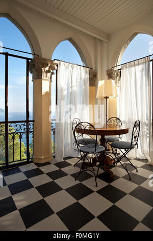 Salle à manger avec vue sur la mer incroyable. Belle maison ancienne endroit romantique pour l'amour. Des rideaux blancs Banque D'Images