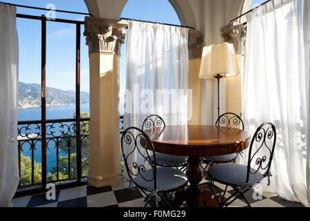 Salle à manger avec vue sur la mer incroyable. Belle maison ancienne endroit romantique pour l'amour. Des rideaux blancs Banque D'Images