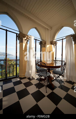 Salle à manger avec une vue sur la mer Banque D'Images