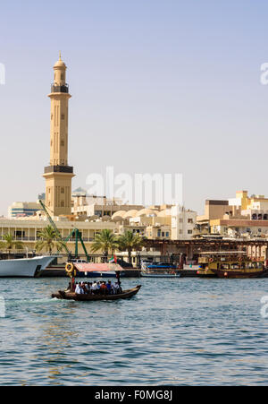 Abra bateau avec vue sur le minaret de la Grande Mosquée, la Crique de Dubaï, Deira, DUBAÏ, ÉMIRATS ARABES UNIS Banque D'Images