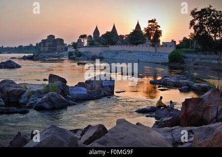 Les roches de la rivière Betwa dans Orchha Madhya Pradesh au crépuscule Banque D'Images