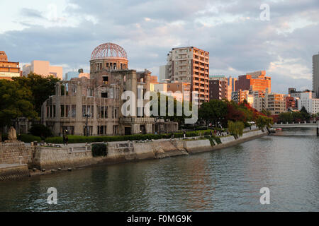 Dôme de la bombe atomique sur la rivière Motoyasu-gawa, Hiroshima, dans l'ouest de Honshu, Japon, Asie Banque D'Images