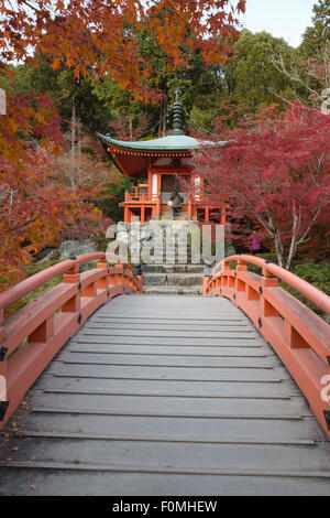 Jardin de temple japonais en automne, Temple Daigoji, Kyoto, Japon, Asie Banque D'Images