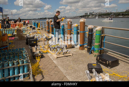 Plymouth, au Royaume-Uni. Août 18, 2015. Ingénieur en Spyrotechnics met en place le grand huit obus de mortiers de 81 cm et prêtes pour leur travail d'incendie l'affichage à l'artifice 2015 championnats britanniques à Plymouth, Royaume-Uni. Le tir est entièrement contrôlé par ordinateur pour assurer l'exactitude. Crédit : Anna Stevenson/Alamy Live News Banque D'Images