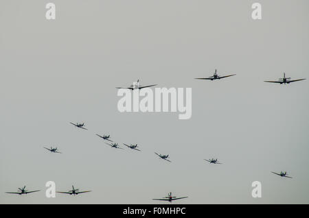 6 ouragans et des Spitfires 18 a survolé le sud-est de l'Angleterre à partir de Biggin Hill, Kent, pour marquer 75 années depuis la bataille d'Angleterre est plus 'Jour'. Le 18 août 1940 Biggin Hill a été parmi les nombreux objectifs qui a été attaqué par la Luftwaffe Banque D'Images