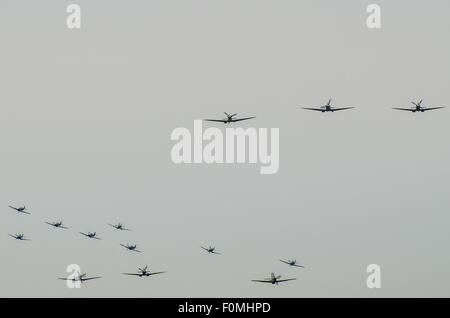 6 ouragans et des Spitfires 18 a survolé le sud-est de l'Angleterre à partir de Biggin Hill, Kent, pour marquer 75 années depuis la bataille d'Angleterre est plus 'Jour'. Le 18 août 1940 Biggin Hill a été parmi les nombreux objectifs qui a été attaqué par la Luftwaffe Banque D'Images