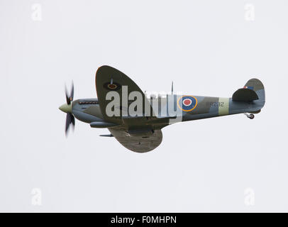 L'aéroport de Biggin Hill, Kent, Angleterre, Royaume-Uni. 18 août 2015. 75e anniversaire de la bataille d'Angleterre le plus dur jour passage aérien, qui comprend 18 Spitfire et 6 ouragans. Image montre un Spitfire RR232. Crédit : Tony Watson/Alamy Live News Banque D'Images