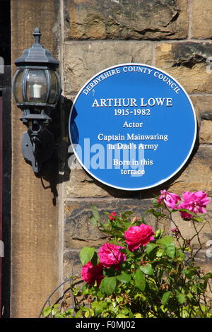 Une plaque bleue sur une terrasse chambre à Hayfield, Derbyshire marque la naissance de l'Armée de Papa, l'acteur Arthur Lowe Banque D'Images