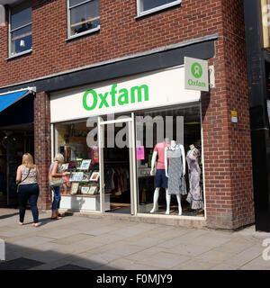 Magasin de charité Oxfam en Leominster Herefordshire UK Banque D'Images