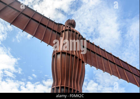 Angel of the North, Gateshead. Le ciel est nuageux, mais bleu. Banque D'Images