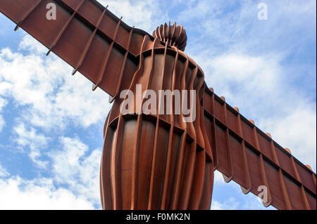 Angel of the North, Gateshead. Le ciel est nuageux, mais bleu. Banque D'Images