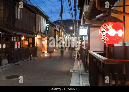 Maisons en bois traditionnel japonais dans la nuit, quartier de Gion Geisha (salon), Kyoto, Japon, Asie Banque D'Images