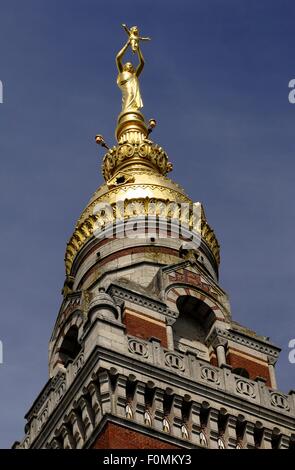 AJAXNETPHOTO. 2015. ALBERT.FRANCE. - GOLDEN VIRGIN - statue dorée de la Vierge Marie portant l'ENFANT JÉSUS EN ALTITUDE DOMINE LA TOUR DE LA BASILIQUE NOTRE DAME DES PARIS. STATUE A ÉTÉ UNE CIBLE POUR L'Artillerie Canons ALLEMANDS DURANT LA PREMIÈRE GUERRE MONDIALE. La VERSION ACTUELLE EST UNE RÉPLIQUE DE L'ORIGINAL, détruit pendant la PREMIÈRE GUERRE MONDIALE. PHOTO:JONATHAN EASTLAND/AJAX REF:D152906 5410 Banque D'Images