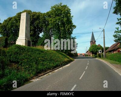 AJAXNETPHOTO - 2015. BEAUCOURT HAMEL, FRANCE. - (À GAUCHE) AU VILLAGE dominant la vallée de l'ANCRE POUR LES HOMMES DE LA 63E DIVISION DE LA MARINE ROYALE QUI EST TOMBÉ DANS LA BATAILLE DE LA SOMME DURANT LA PREMIÈRE GUERRE MONDIALE en 1916. photo:JONATHAN EASTLAND/AJAX REF : GXR152906 4977 Banque D'Images